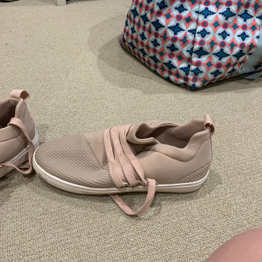 Pink Steve Madden tennis shoes. Size: 8.5